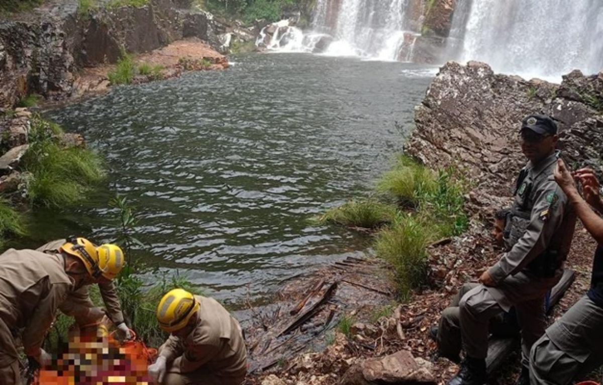 Jovem morre afogado após escorregar em cachoeira de Alto Paraíso 