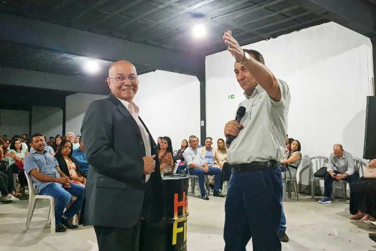 Professor Alcides quer calar pastor evangélico de Aparecida de Goiânia