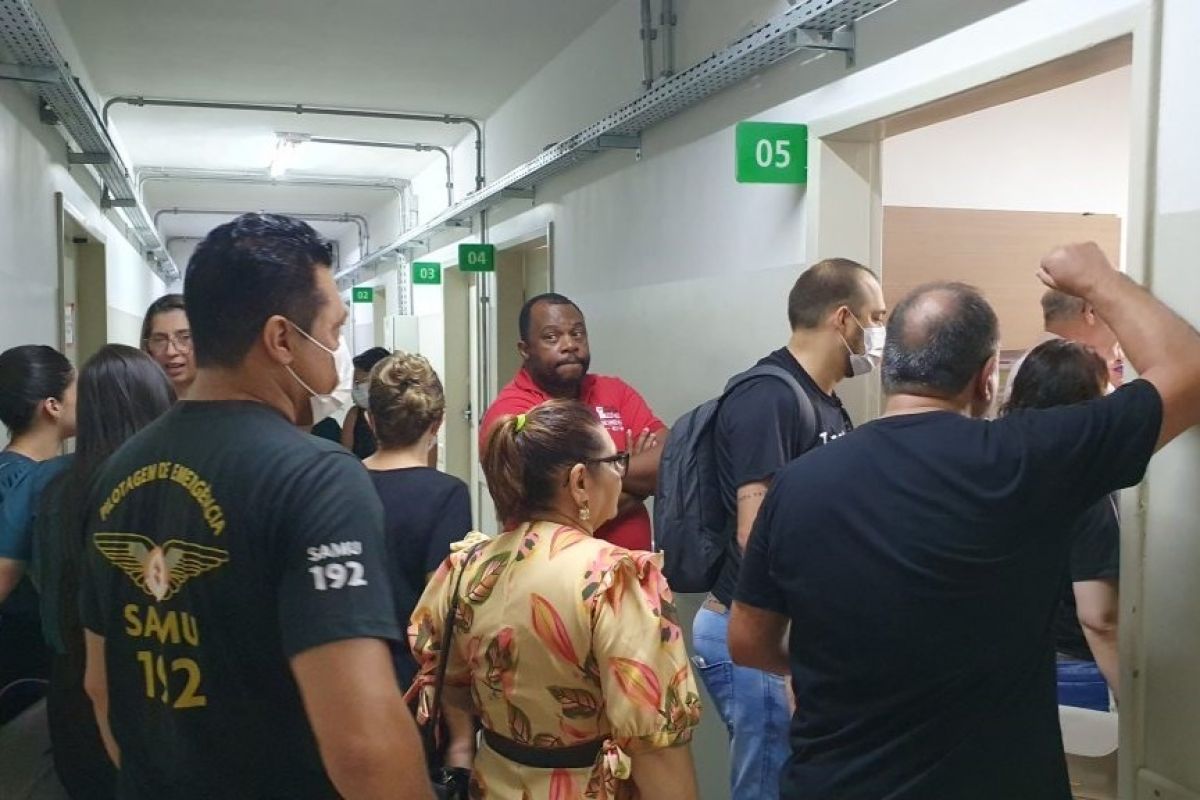 Manifestação denuncia colapso na saúde de Goiânia; médicos aderem à paralisação de 24 horas