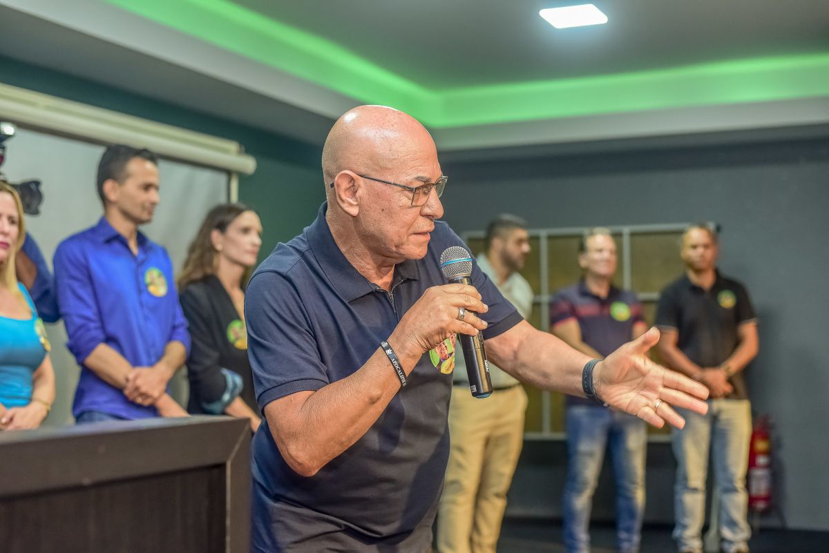 Professor Alcides perde debate e apela para mais uma fakenews