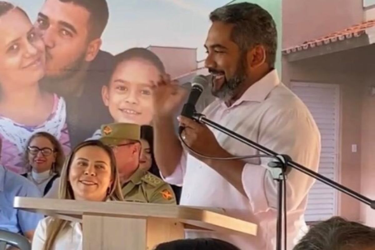 Durante entrega de escrituras, deputado é vaiado ao fazer críticas ao prefeito de Senador Canedo