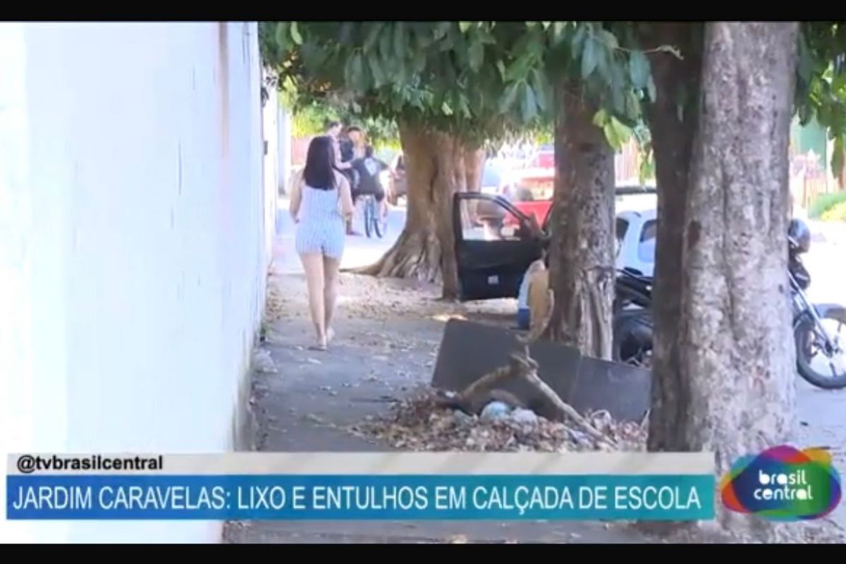 Acúmulo de lixo e entulho na porta de escola no Jardim Caravelas é motivo de reclamação de servidores e moradores