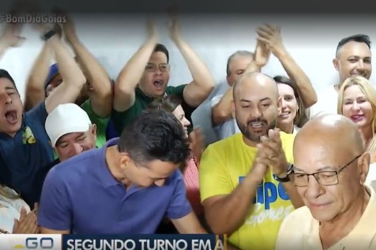 Abatido e com cara de derrotado, Professor Alcides fala à TV Anhanguera