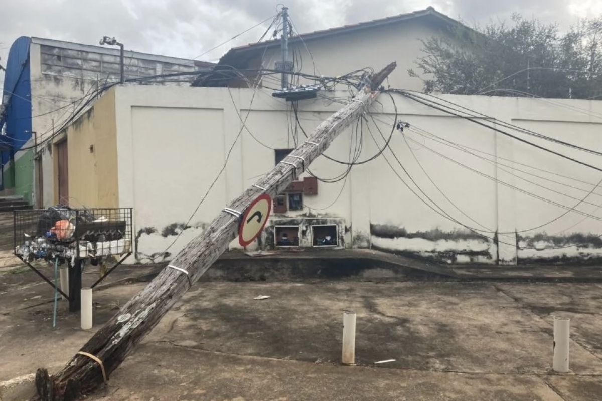 Queda de poste deixa moradores sem energia no Parque Amazônia, em Goiânia