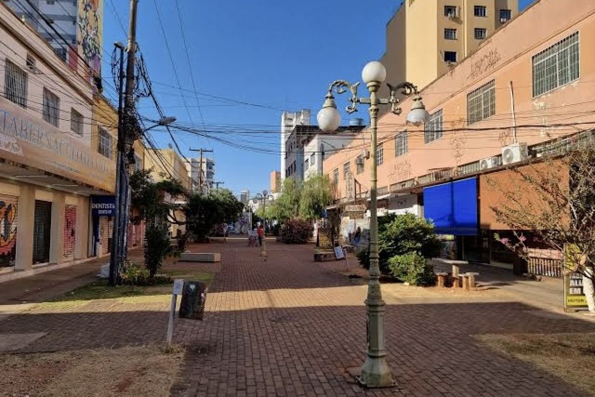 Troca de luminárias da Rua do Lazer gera debates sobre descaracterização do Centro de Goiânia