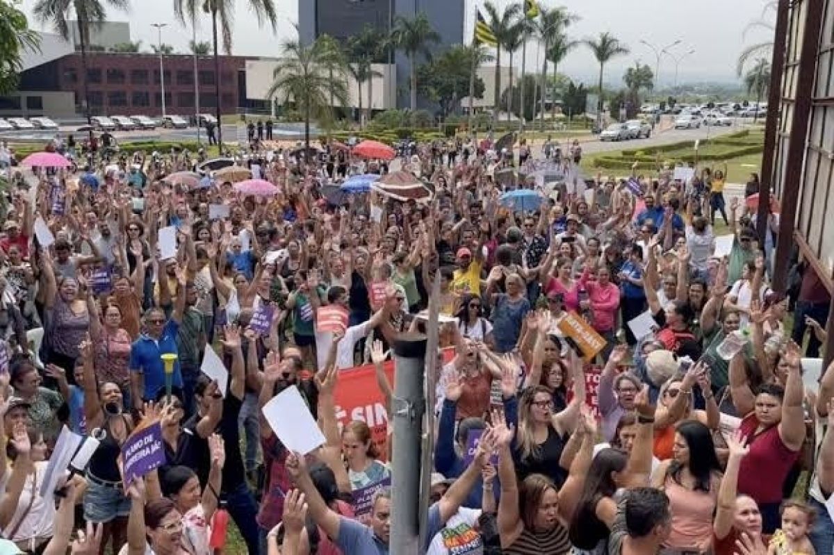 Por falta de acordo, greve dos administrativos da educação de Goiânia continua