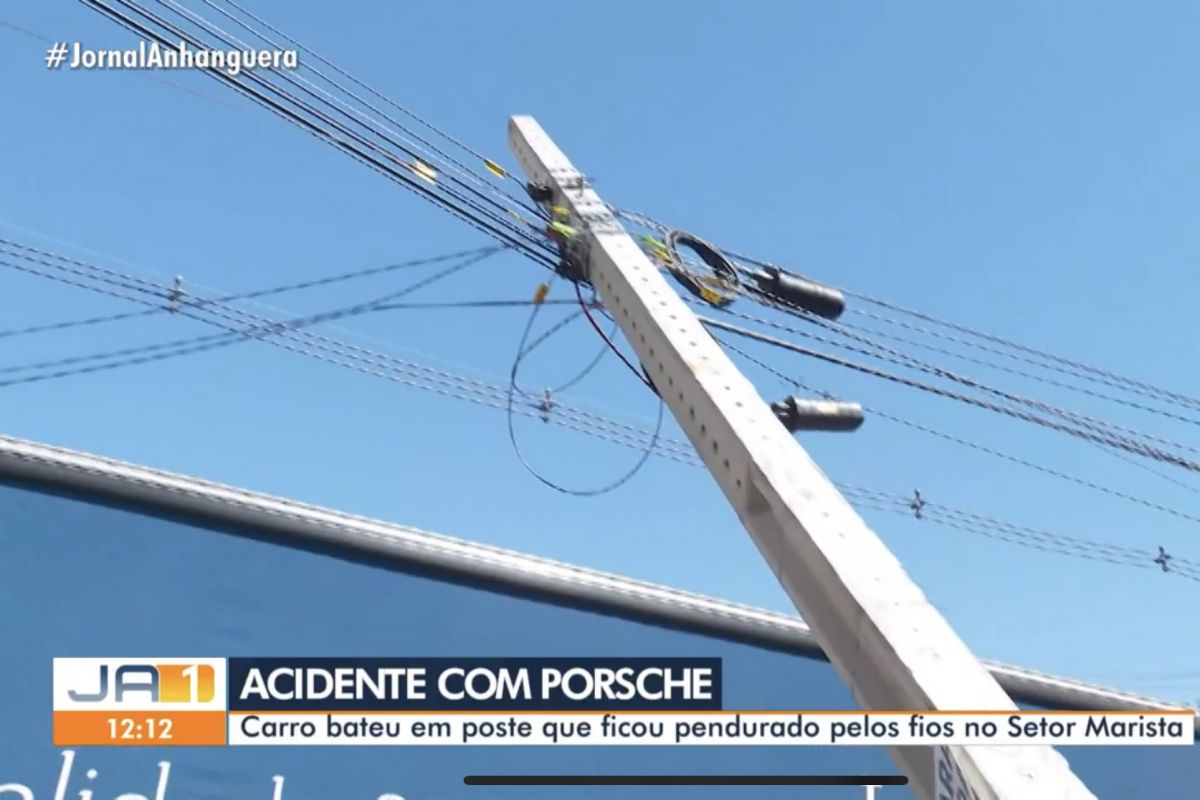 Carro bate em poste que ficou pendurado pelos fios em Goiânia