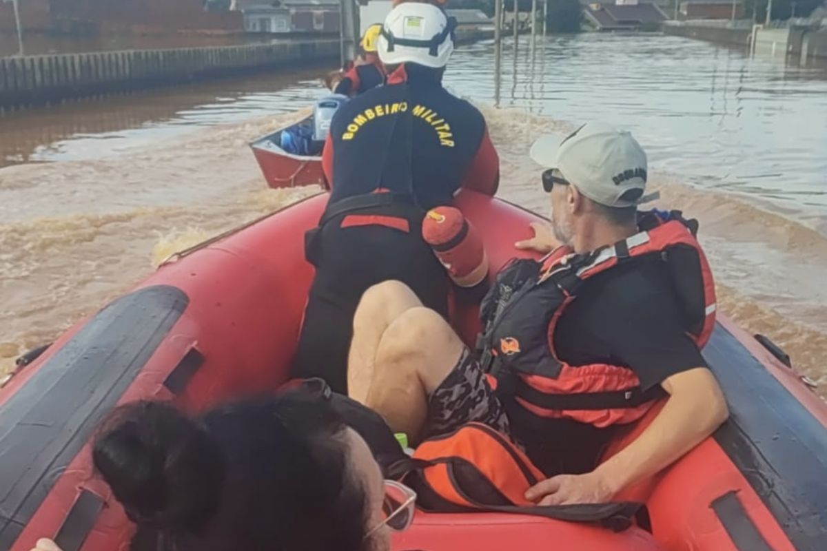 Com 78 mortes confirmadas, gaúchos e pets são resgatados por bombeiros goianos