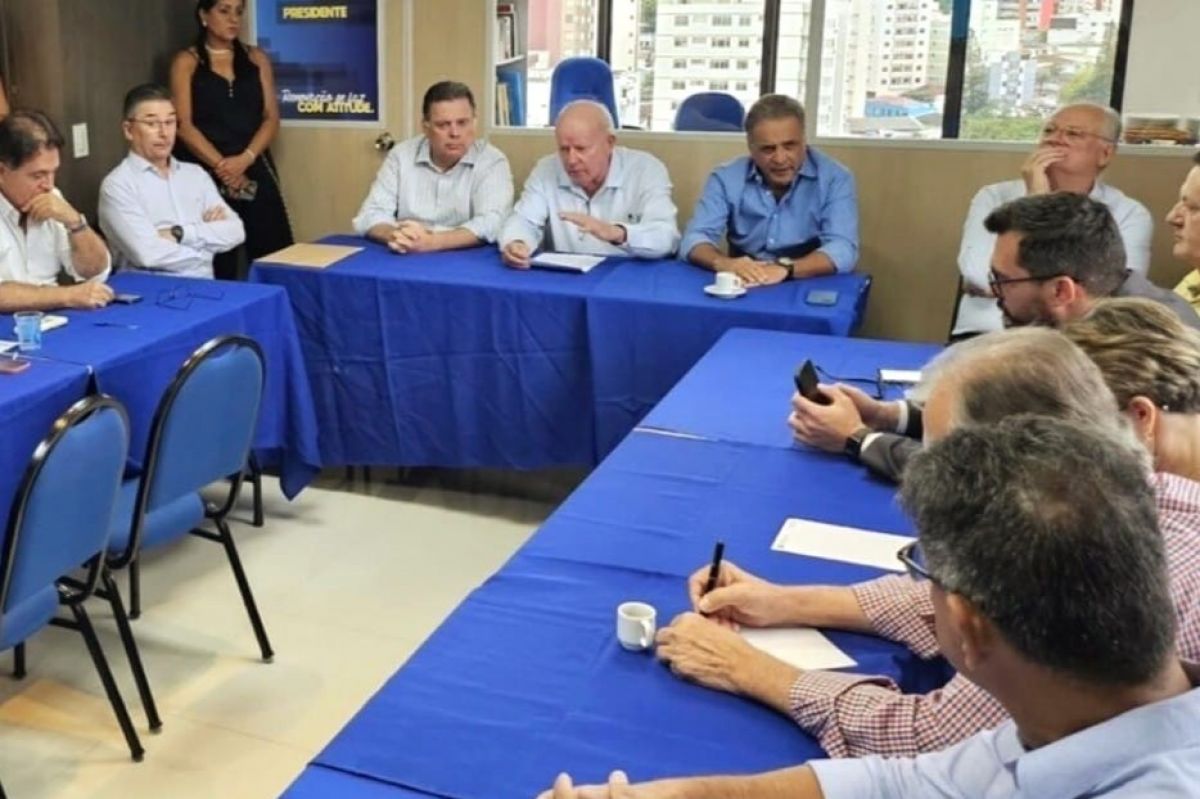 Em Santa Catarina, Marconi e Aécio colam ainda mais suas imagens um ao outro