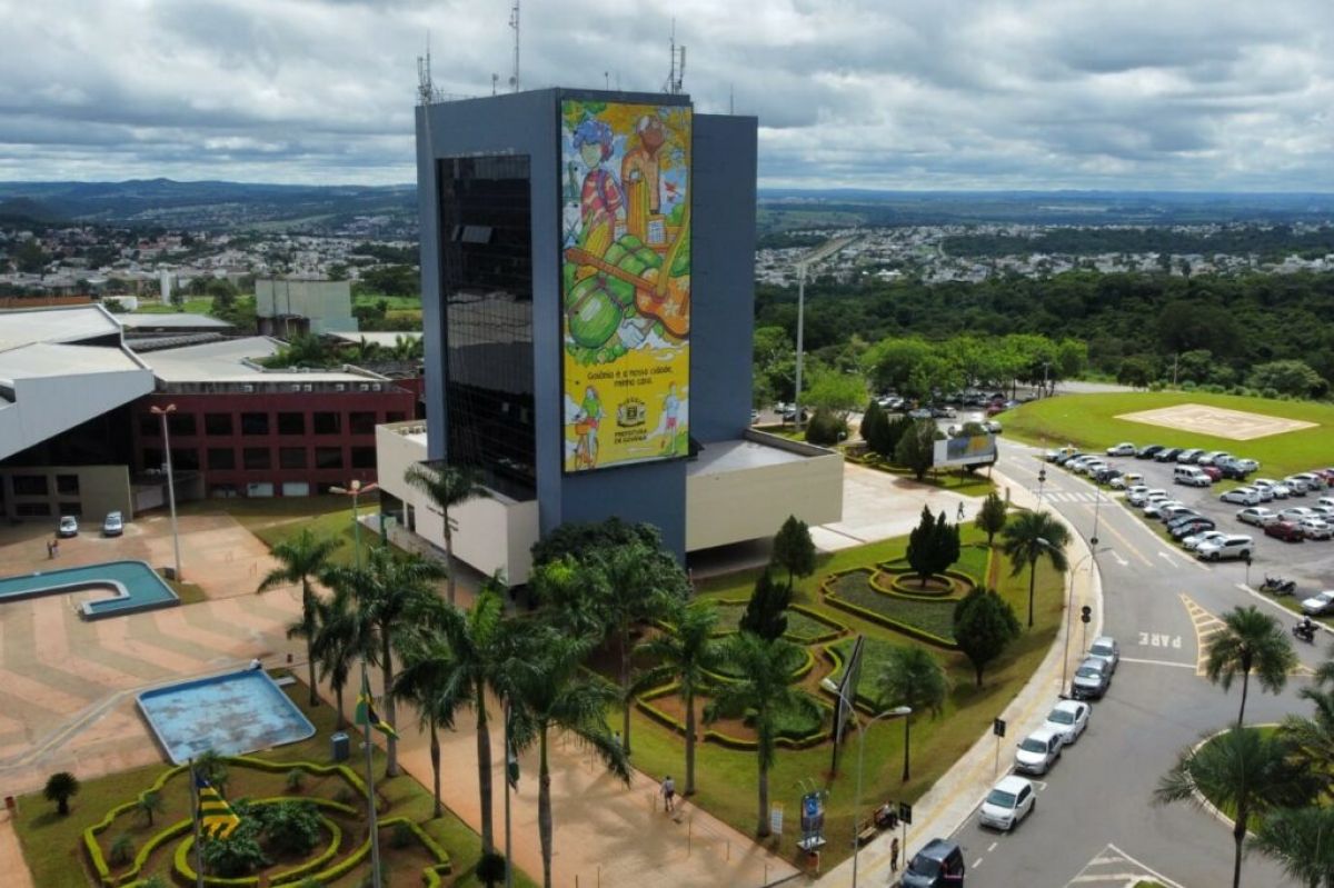 TCM suspende pagamento de R$ 26,9 milhões em compra de livros pela Prefeitura de Goiânia