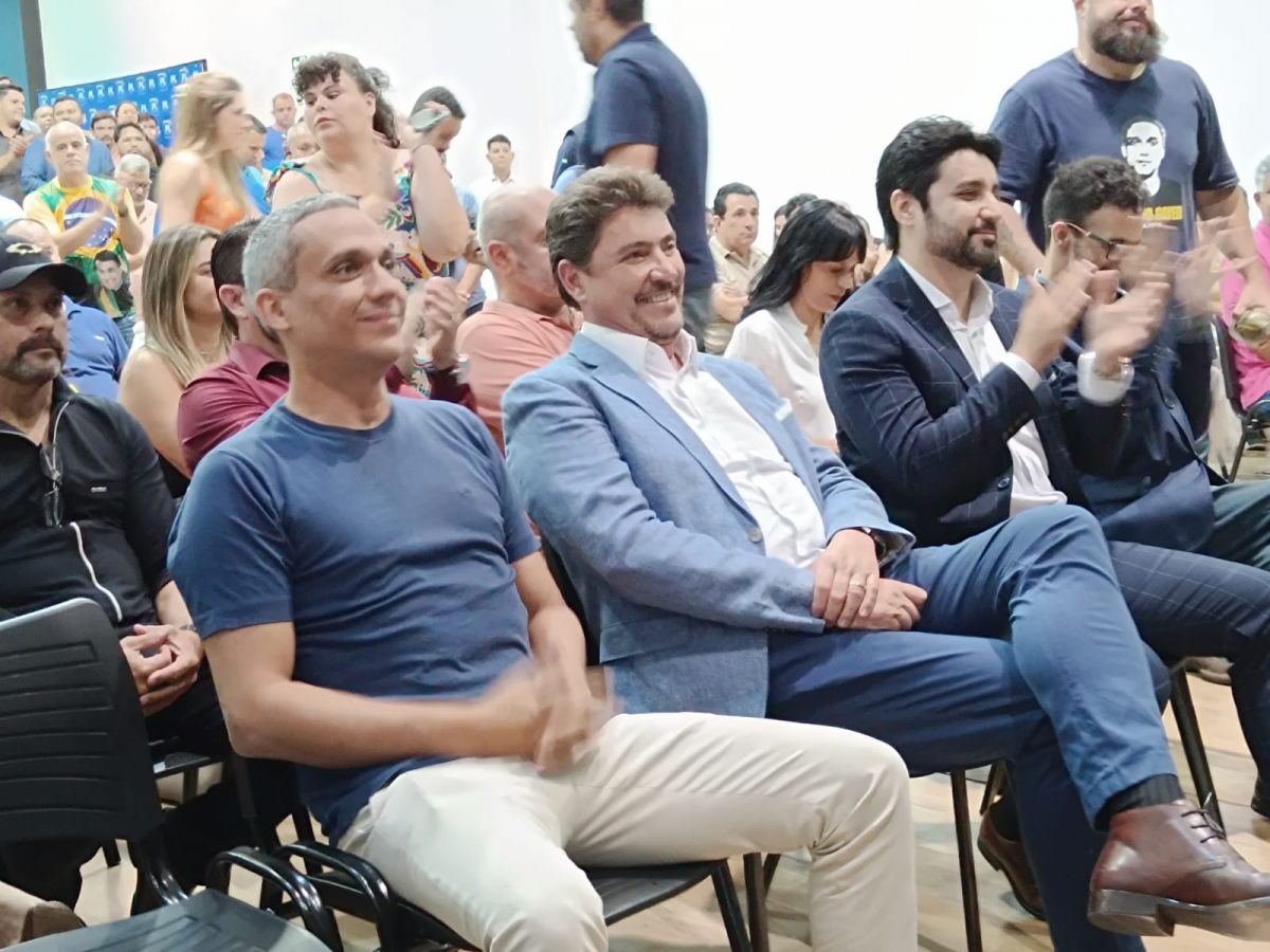 Fred, Gayer e Wilder discutem ideologia enquanto a população espera resultados