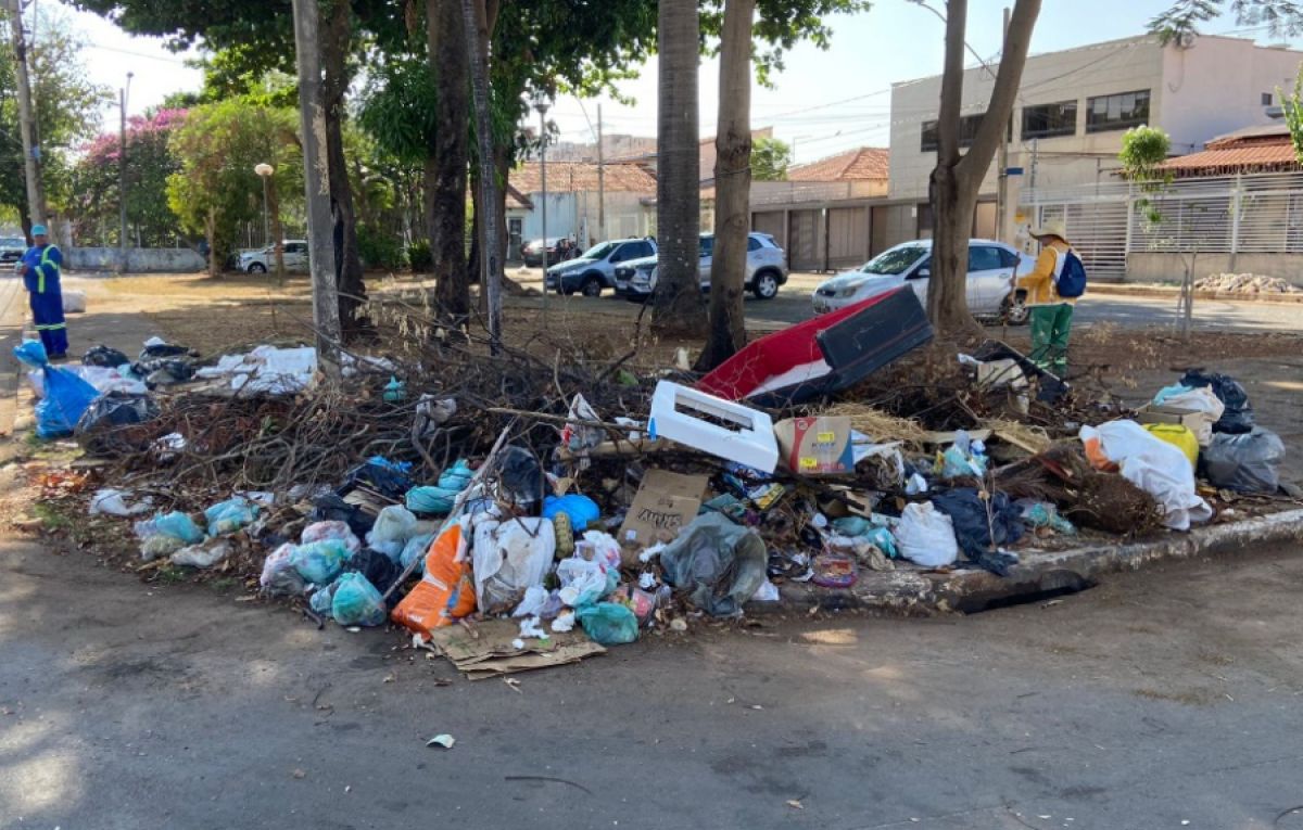 Acúmulo de lixo em praça no setor central gera indignação e mau cheiro