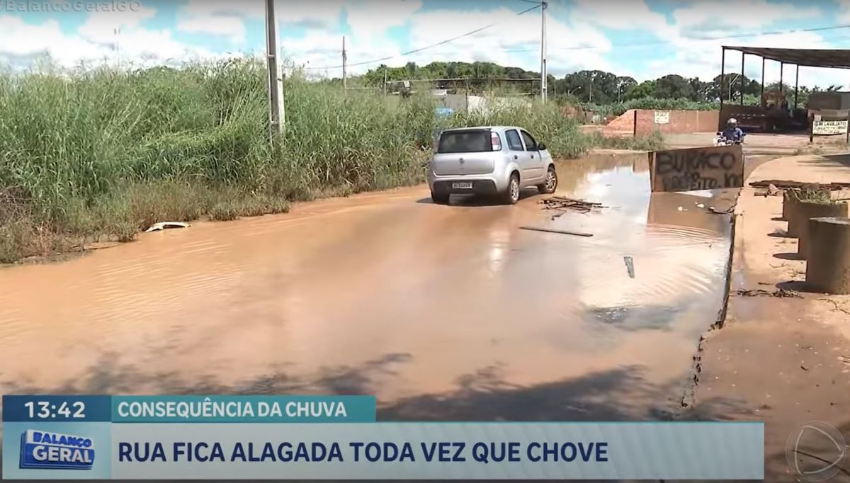 Record TV mostra rua alagada no setor Parque Oeste Industrial, em Goiânia