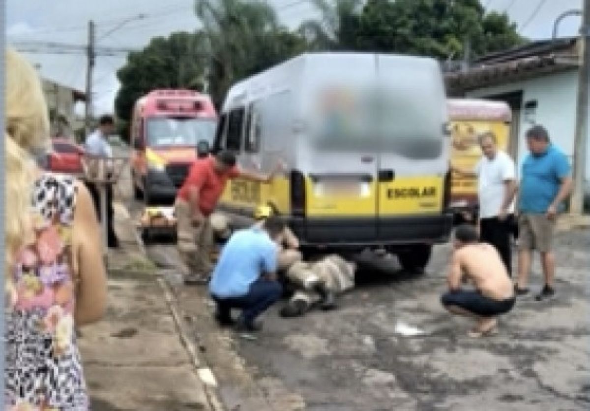 Mulher caminha pela rua por causa de calçadas ruins, é atropelada por van escolar e morre