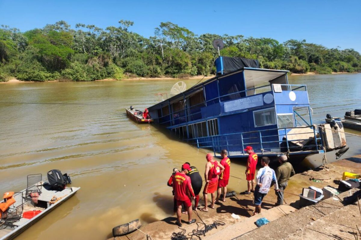 Barco-Hotel de Mané de Oliveira afunda no Rio Araguaia