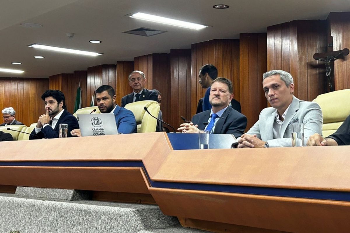 Discurso morno de Gustavo Gayer marca visita à Câmara Municipal de Goiânia