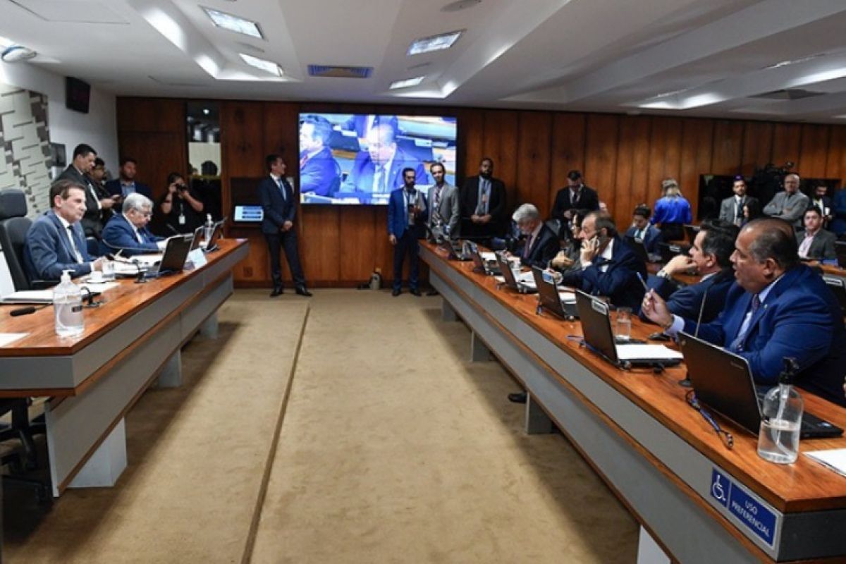 Senadores da base do Lula saem em defesa de Vanderlan