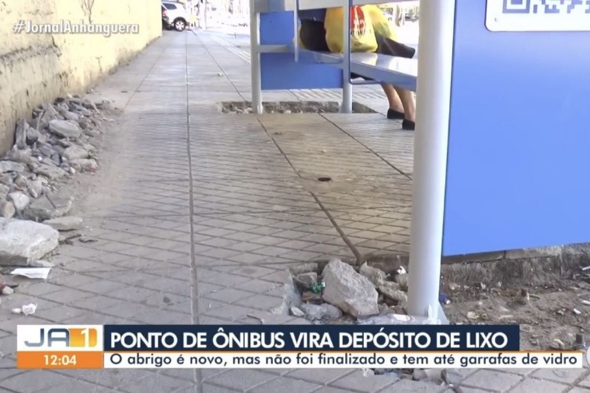 Moradores denunciam que ponto de ônibus está virando depósito de lixo em Goiânia