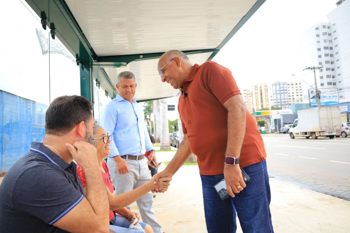 Depois de 3 anos e 2 meses de mandato, Rogério Cruz ainda está construindo ponto de ônibus de novo programa