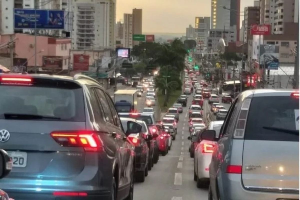 Congestionamento em Goiânia atinge níveis críticos com aumento de veículos nas ruas