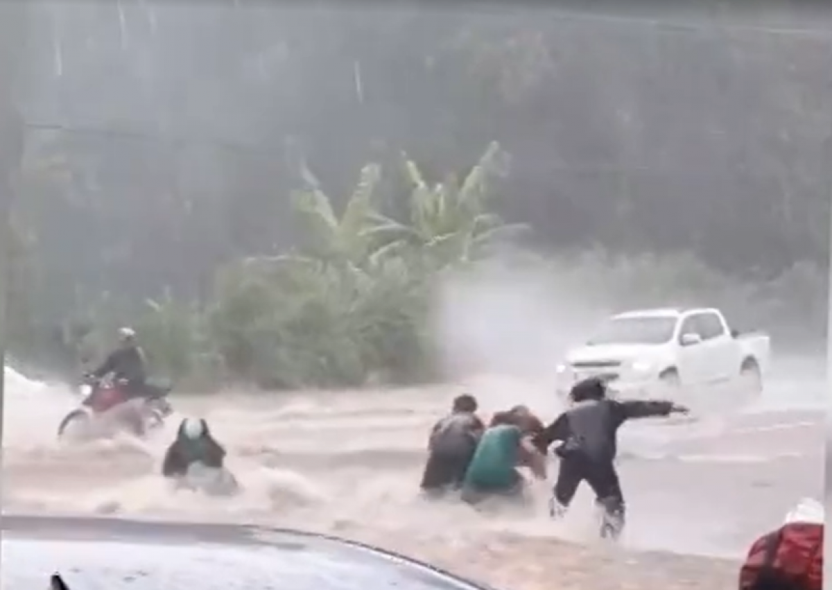 Motociclista quase foi arrastado durante temporal em Goiânia