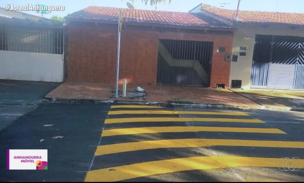 Pode isso? Prefeitura de Goiânia instala quebra-molas na porta de garagem 