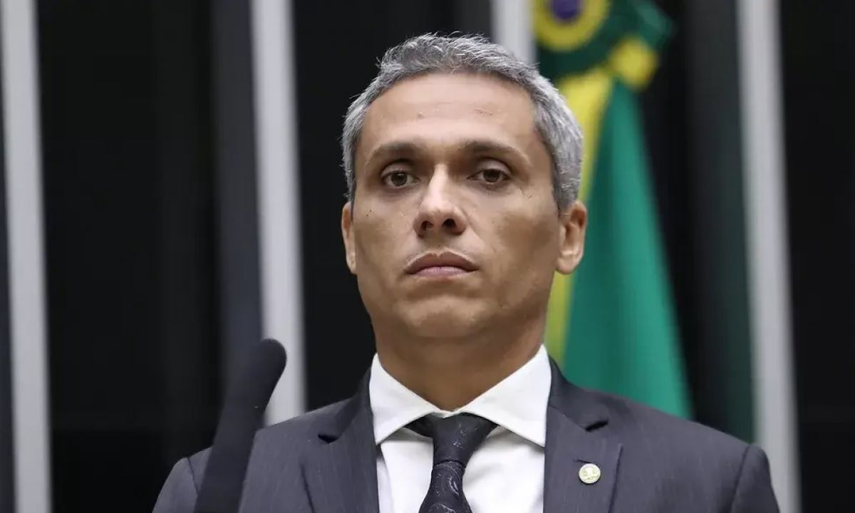 Gustavo Gayer trabalhou 99 dias e FOLGOU 184 dias em 2024