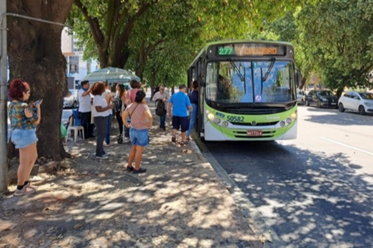 Mudança em ponto de ônibus obriga passageiros a caminhar distâncias longas