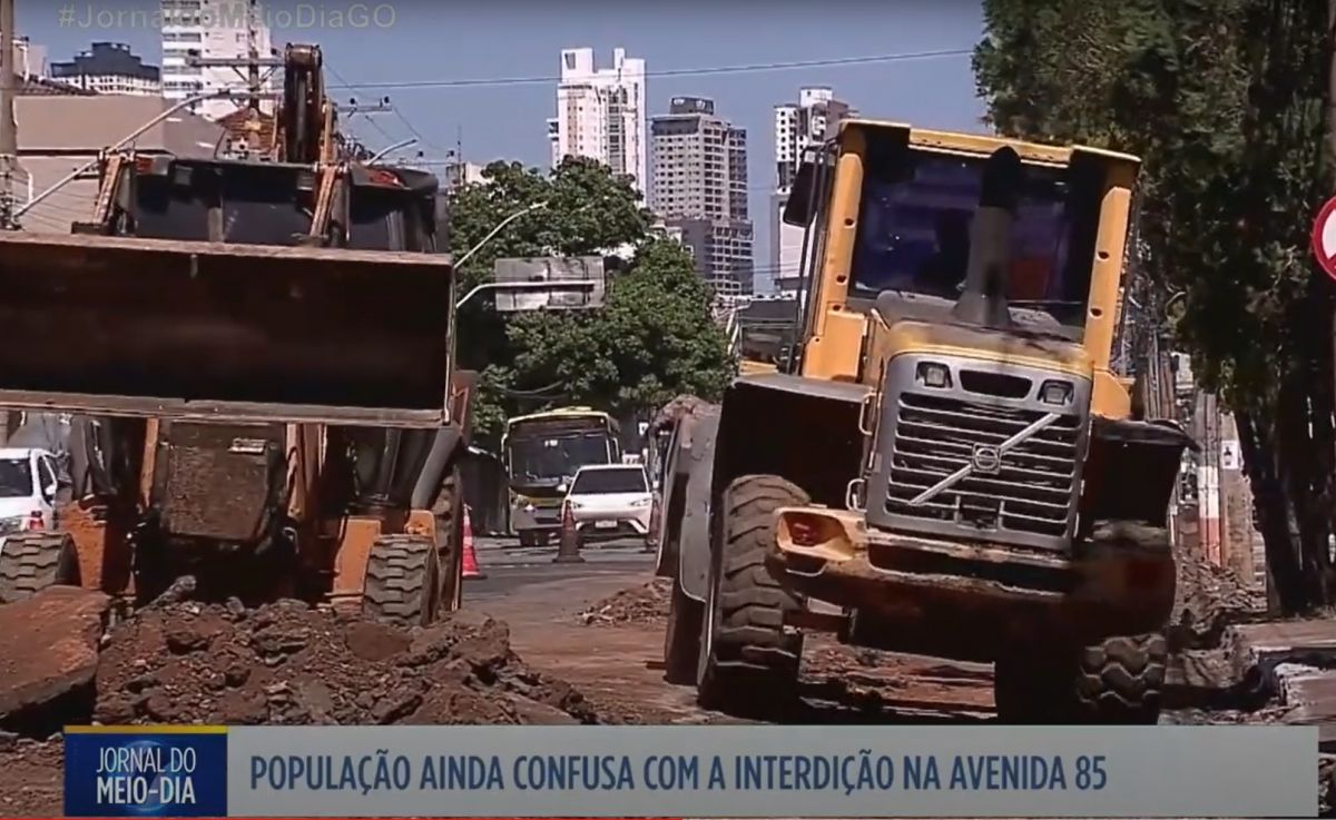 Interdição na avenida 85 deixa população confusa, mostra TV Serra Dourada