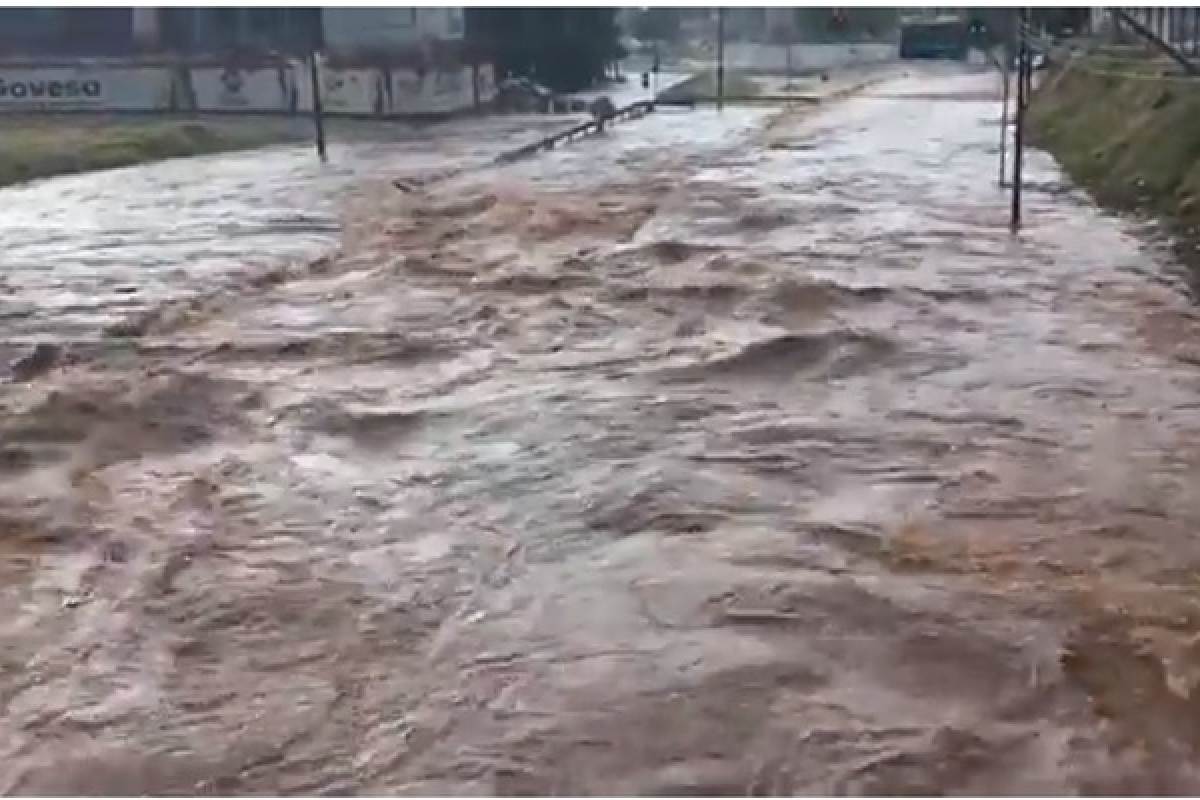 TV Serra Dourada  mostra que chuva rápida e intensa causa transtornos e alagamentos em Goiânia