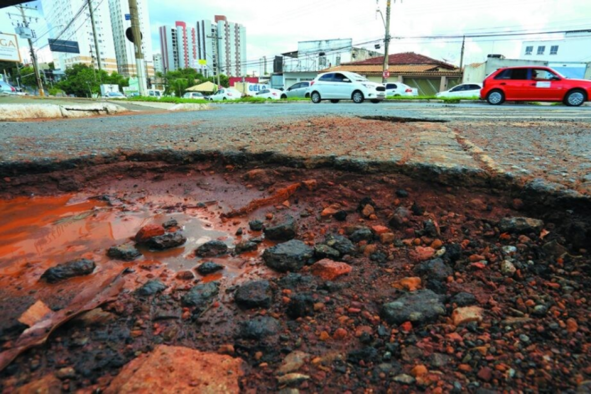 Chuvas intensas escancaram problemas no asfalto de Goiânia